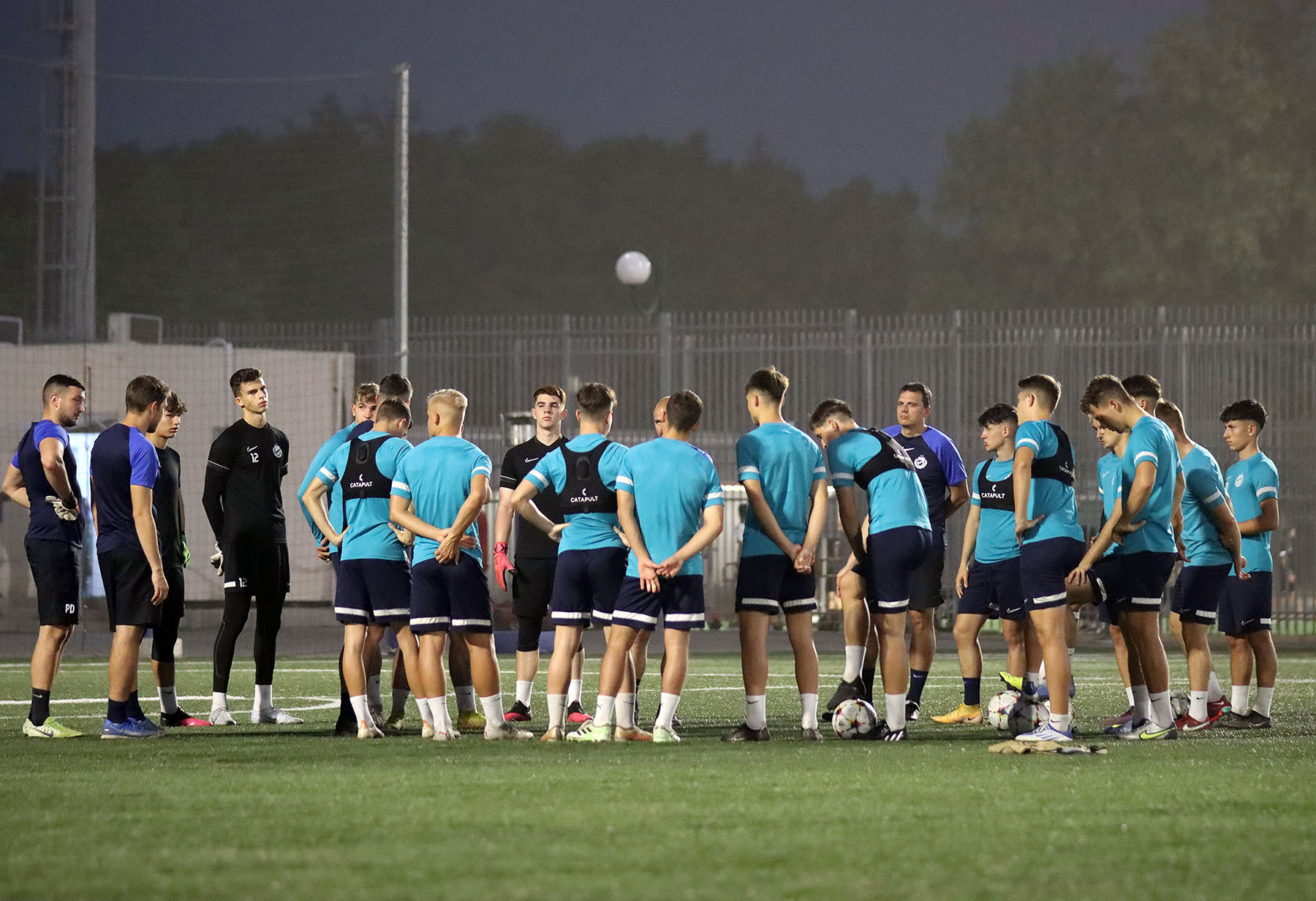 Képgaléria: taktikai elemzéssel és edzéssel készült az ifi BL-meccsre csapatunk Izraelben