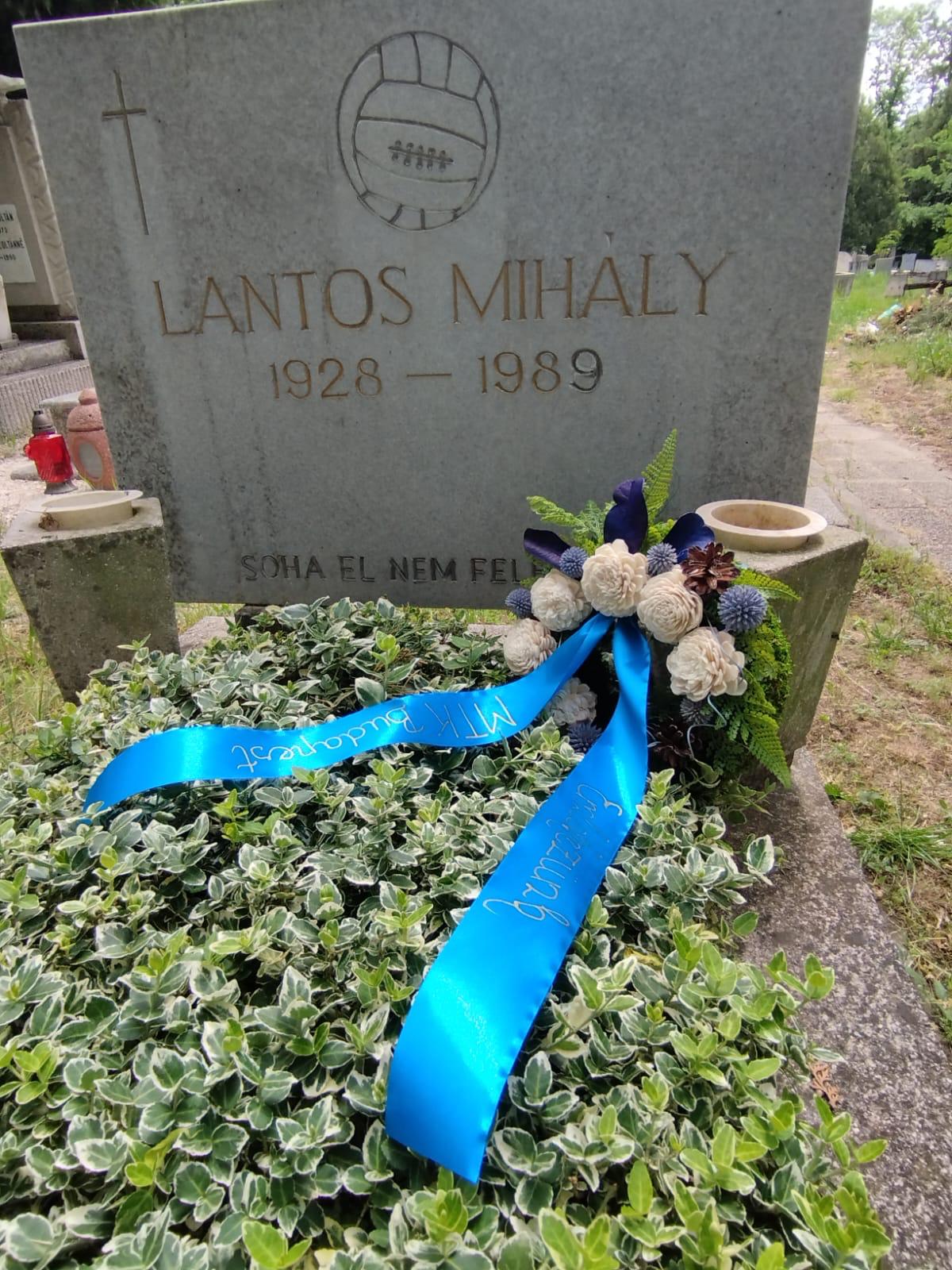 KÉPGALÉRIA: AZ ARANYCSAPAT MTK-S KÖTŐDÉSŰ JÁTÉKOSAINAK SÍRJAIT KOSZORÚZTA KLUBUNK