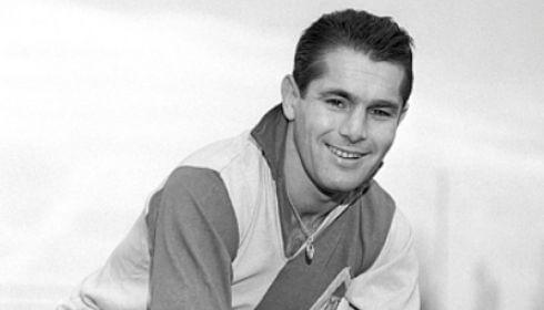 Ezen a napon született Sándor Károly Csikar, klubunk legendás játékosa