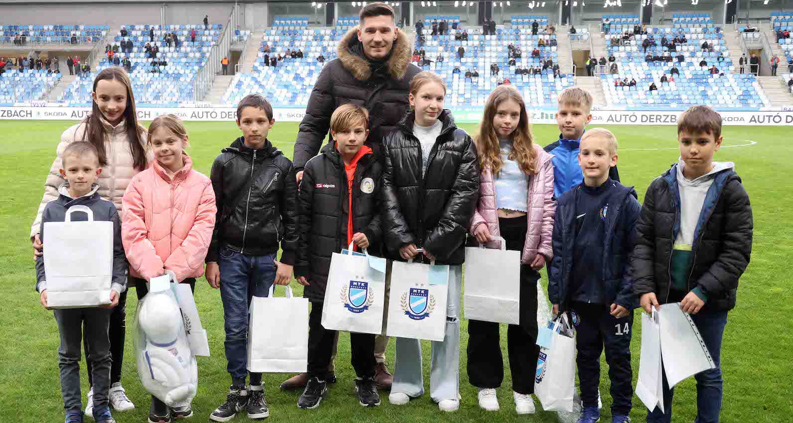 A stadionban díjaztuk a rajzverseny győzteseit (videó)